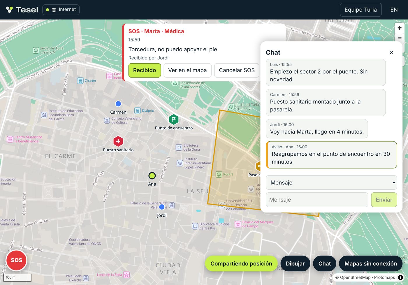 Tesel en una tablet: un SOS médico arriba, el equipo y las marcas en el mapa y el chat con un aviso de coordinación.