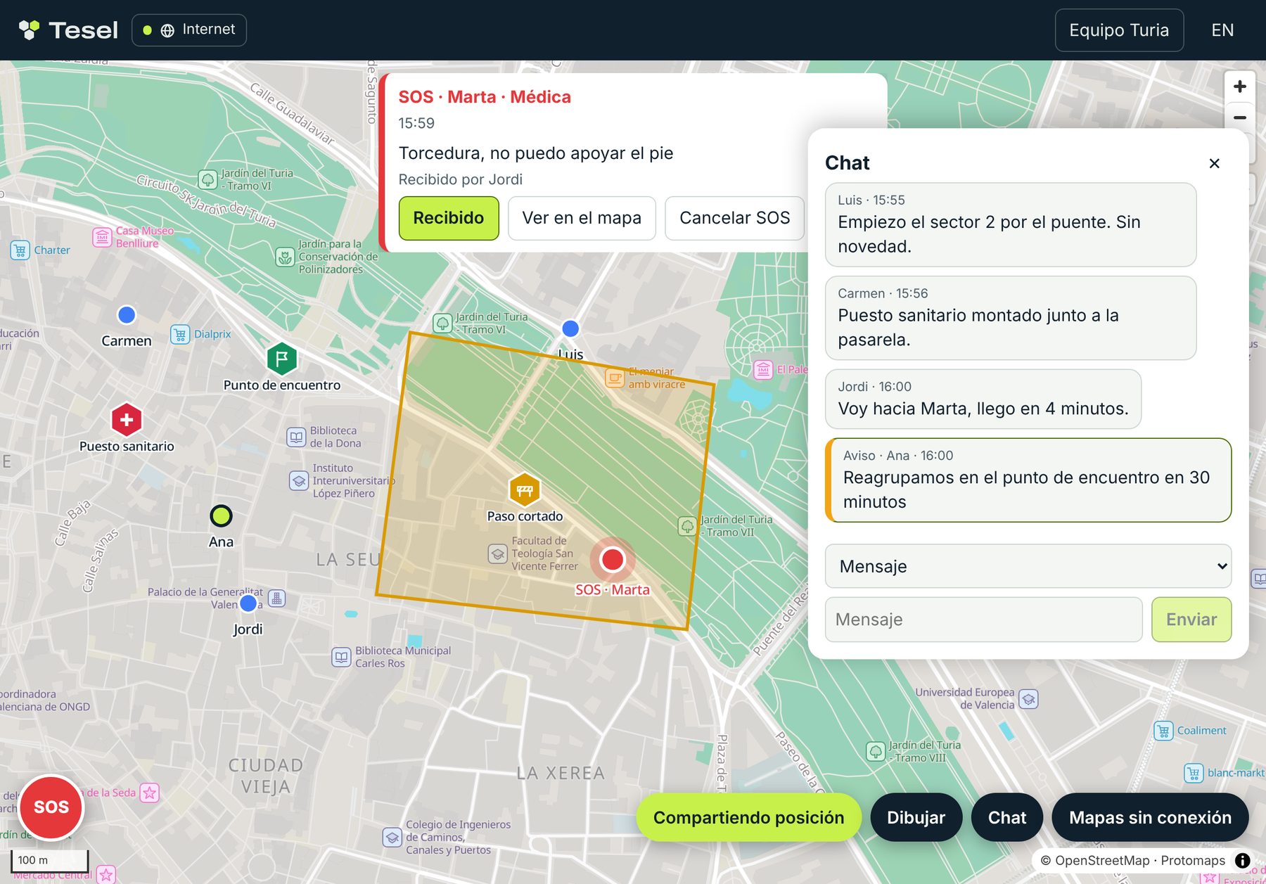 Tesel en una tablet durante un operativo en Valencia: cinco miembros en el mapa, un sector de búsqueda, un punto de encuentro y un puesto sanitario marcados, un SOS médico confirmado por un compañero y el chat del equipo con un aviso de coordinación.